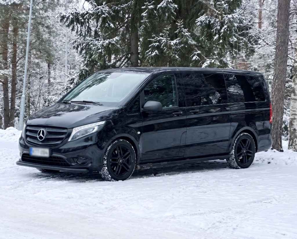 ARCTURE Mercedes-Benz V talvisessa metsässä, ilman tunnuksia